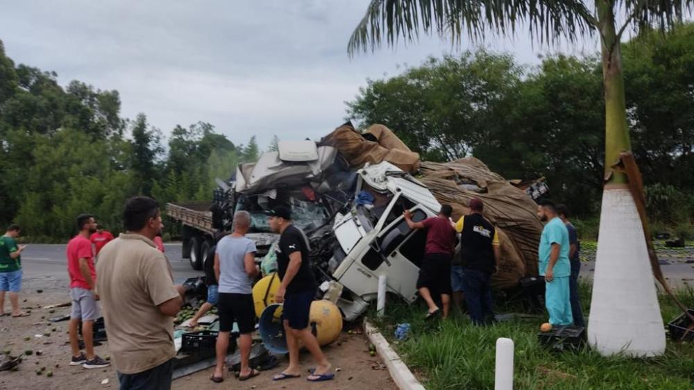 Caminhões batem de frente e motoristas ficam em estado grave