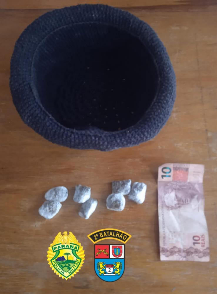 PM encontra droga em chapéu e casal se esconde embaixo da cama para não ser preso