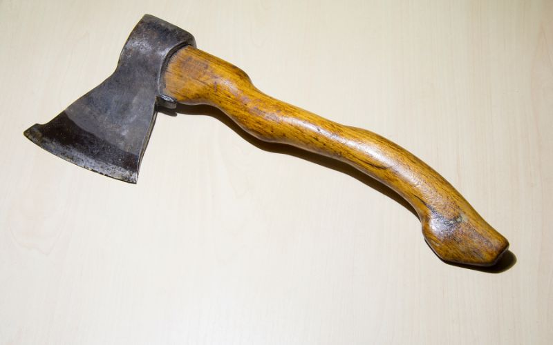 Jovem tenta matar o tio com um machado em Santana do Itararé