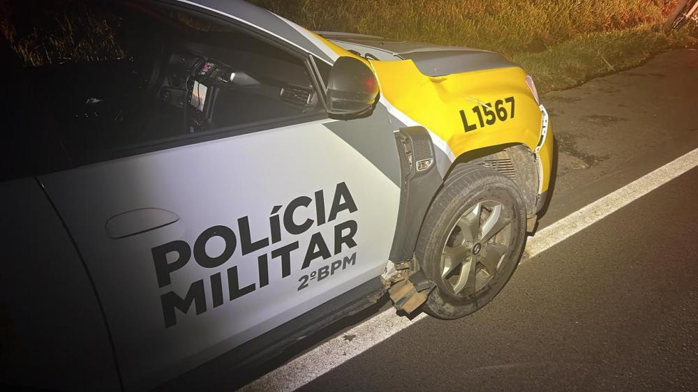 Motociclista empina moto, bate em viatura na PR-092 e acaba preso