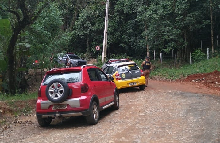 Joalheria é assaltada em Jaguariaíva, suspeitos abandonaram carro em estrada rural