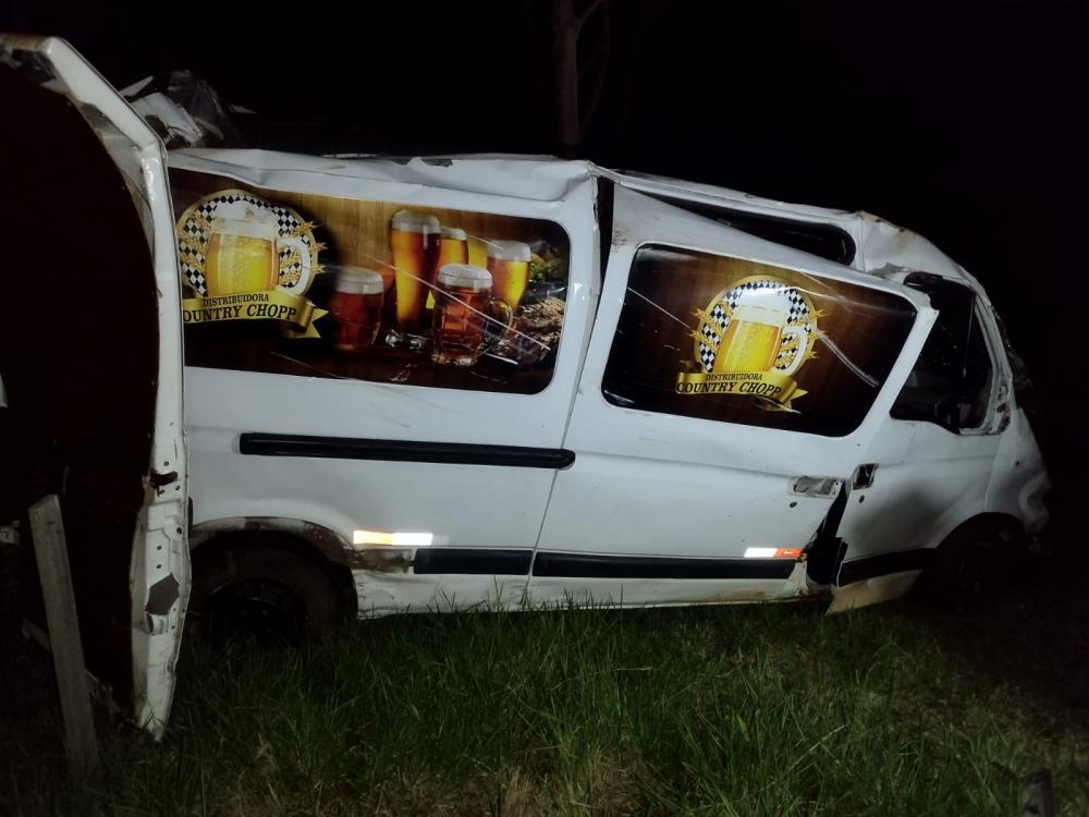 Van bate em árvore e motorista fica em estado grave