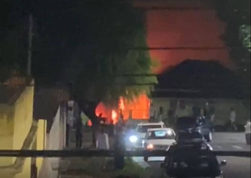 Usuários de drogas colocam fogo na casa de idoso de 89 anos