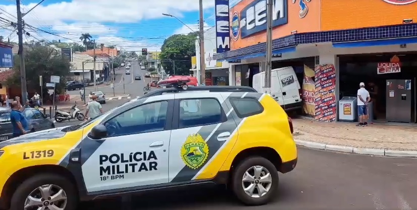Van desgovernada atinge dois carros e invade loja no Norte Pioneiro