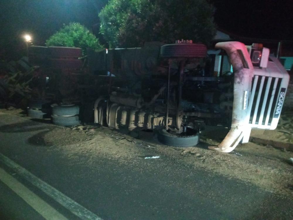 Carreta tomba na BR-369 e atinge portão de residência