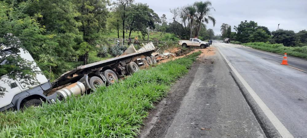 Acidente envolve duas carretas e uma caminhonete na PR-092