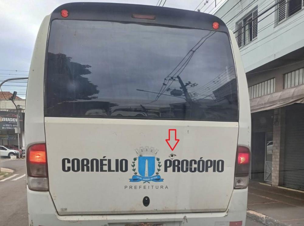 “Marca de tiro” em ônibus da prefeitura chama atenção de moradores de Cornélio Procópio