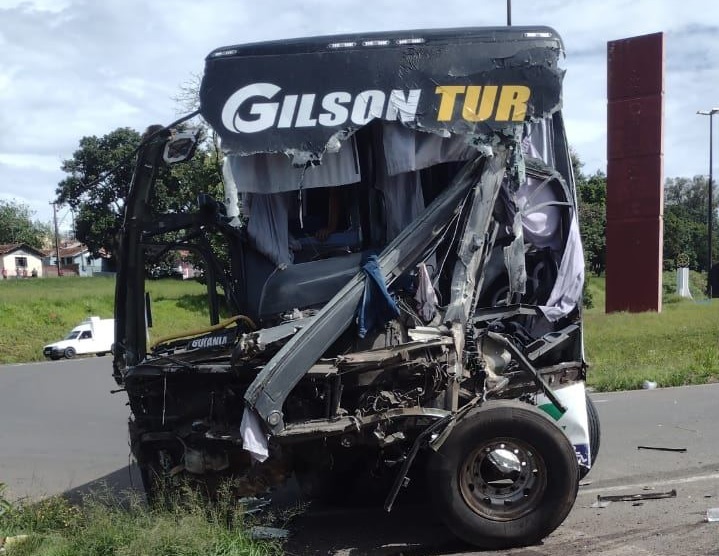 Acidente entre carreta e ônibus deixa motorista em estado grave em Jaguariaíva