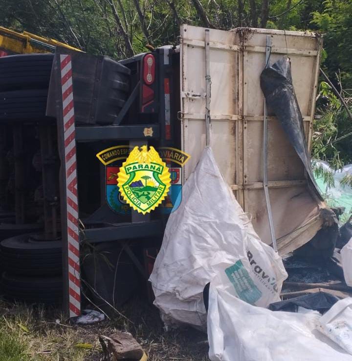 Carreta tomba na PR-092 em Wenceslau Braz