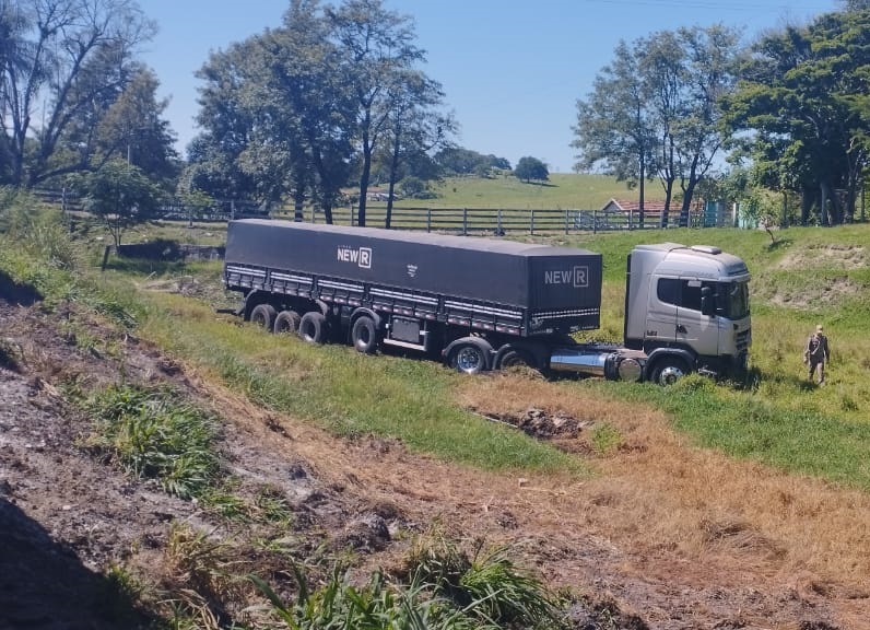 Acidente entre carro e carreta deixa quatro mortos na PR-092