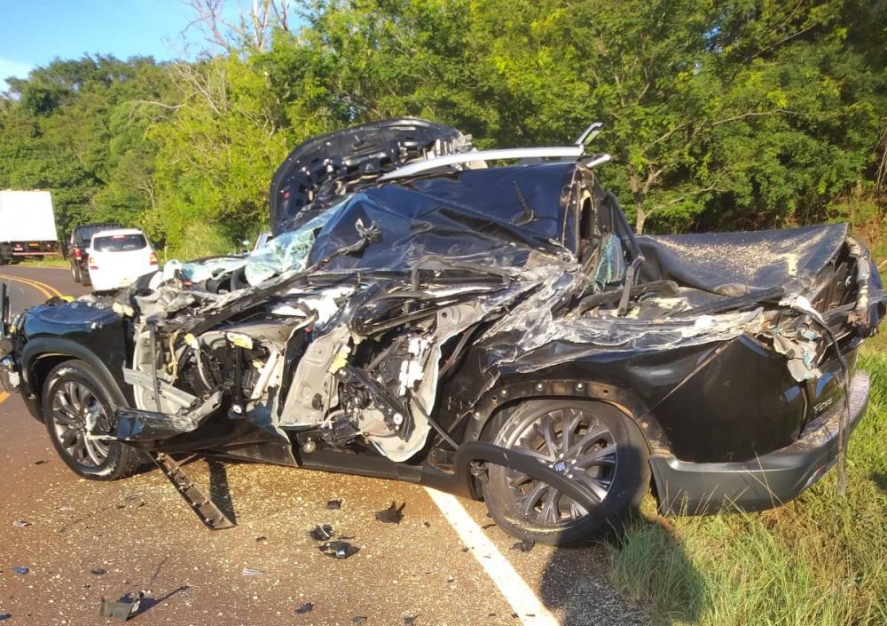 Carreta tomba em cima de caminhonete e motorista sobrevive por milagre