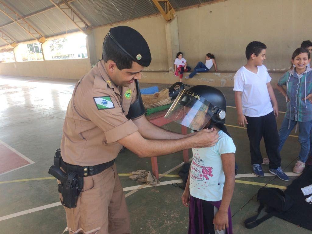 Alunos visitam sede da Polícia Militar e se encantam com apresentações
