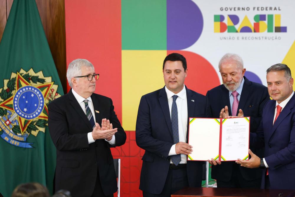 Governador assina contratos do pedágio nas rodovias do Norte Pioneiro