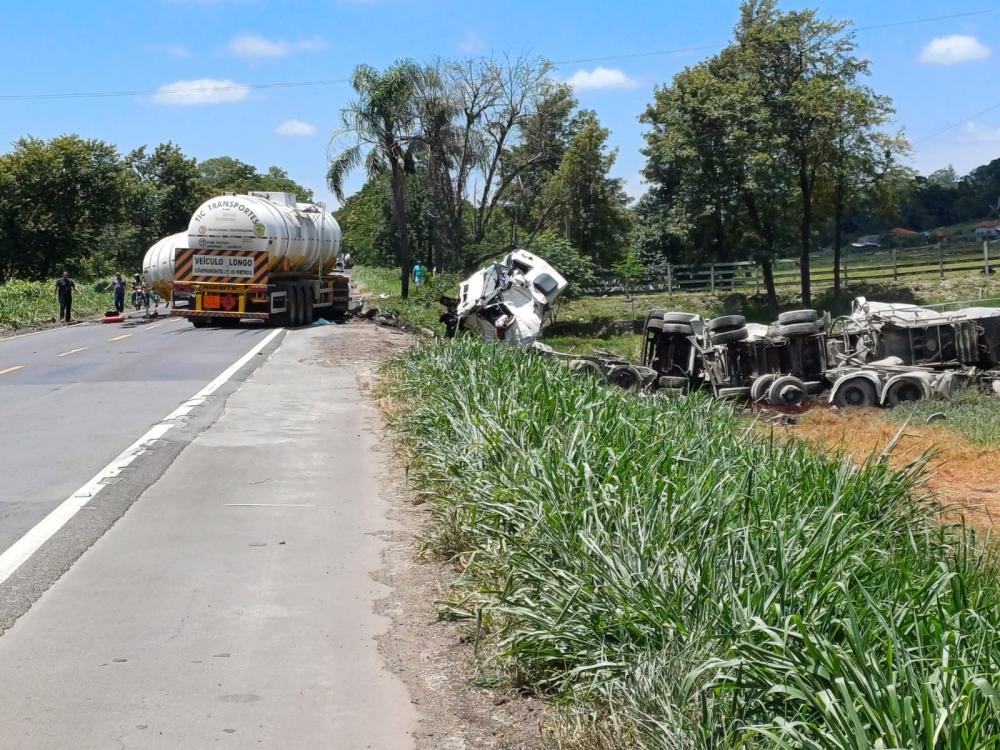 Acidente entre carretas mata motorista na PR-092; rodovia interditada