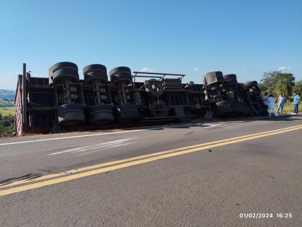 Carreta tomba na PR422 entre Wenceslau Braz e Tomazina