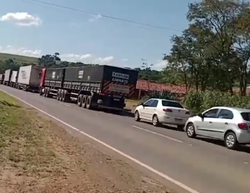 Trânsito lento na PR-218 entre Joaquim Távora e Guapirama