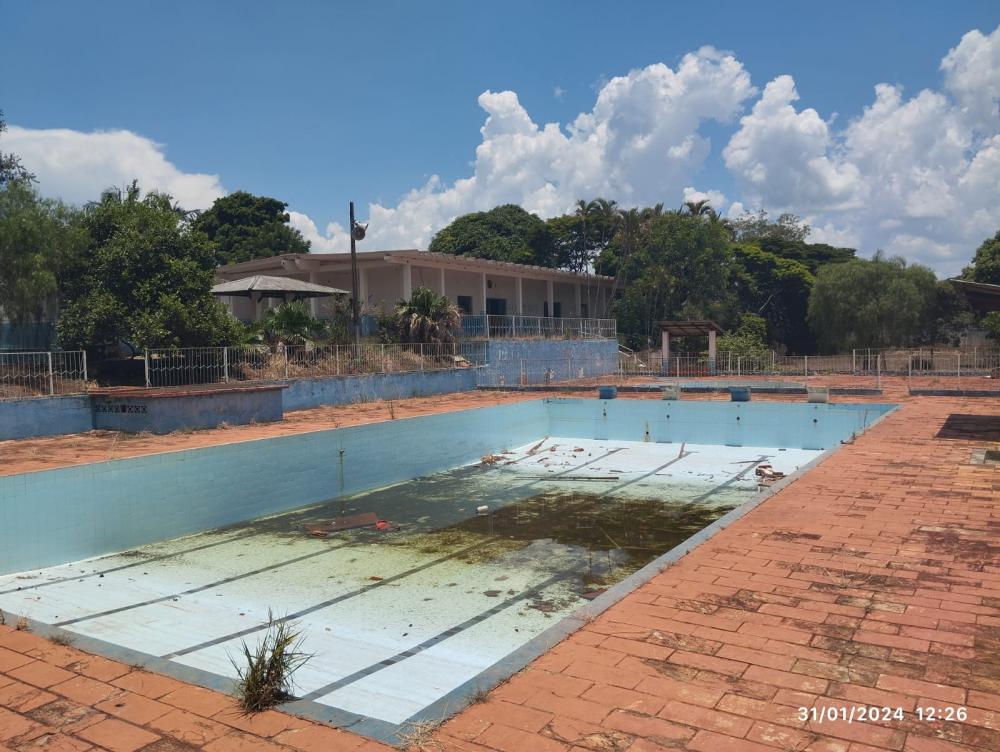 Piscina abandonada coloca moradores de Ribeirão do Pinhal em risco de Dengue