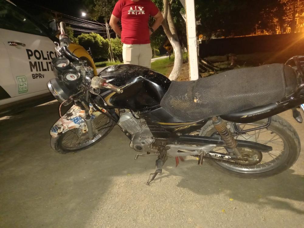 Colisão entre carro e moto deixa jovem em estado grave