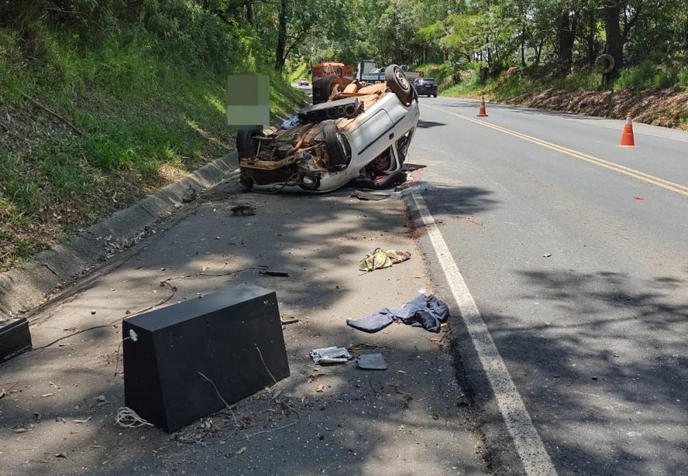 Carro capota e deixa dois feridos na PR-092 entre Arapoti e Wenceslau Braz