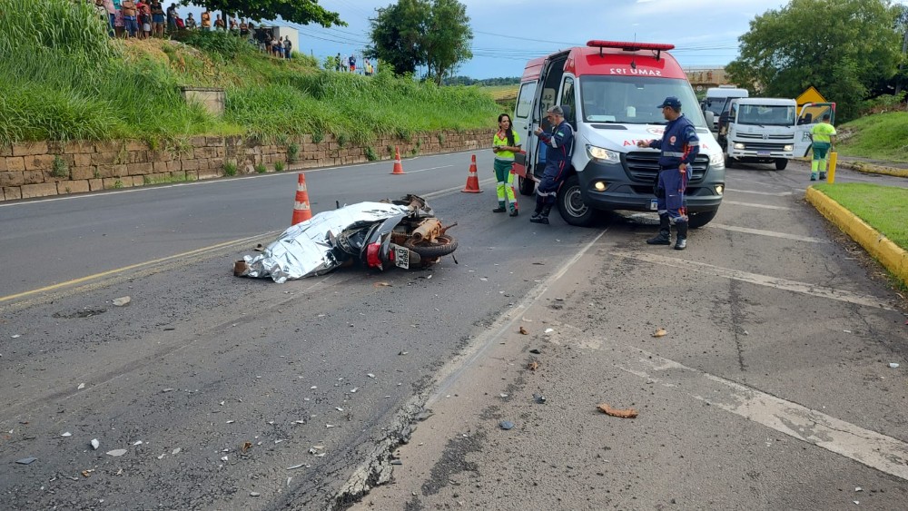 Batida entre moto e carreta mata uma pessoa na BR-153