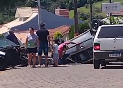 Motorista passa mal e tomba carro em Santana do Itararé