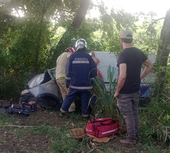 Acidente deixa motorista preso às ferragens na BR-153