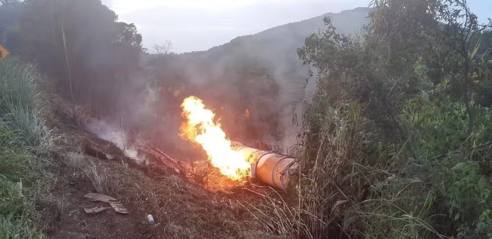 Carreta cai em ribanceira, explode e criança de seis anos morre no Paraná