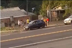 Moto atinge carro e adolescente fica ferida na PR-092 em Wenceslau Braz