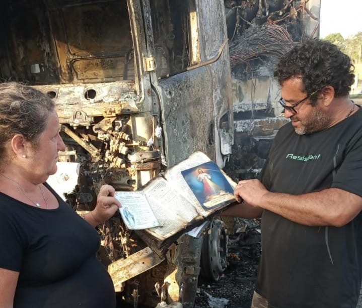 Fogo destrói carreta, mas bíblia que estava na cabine não queima