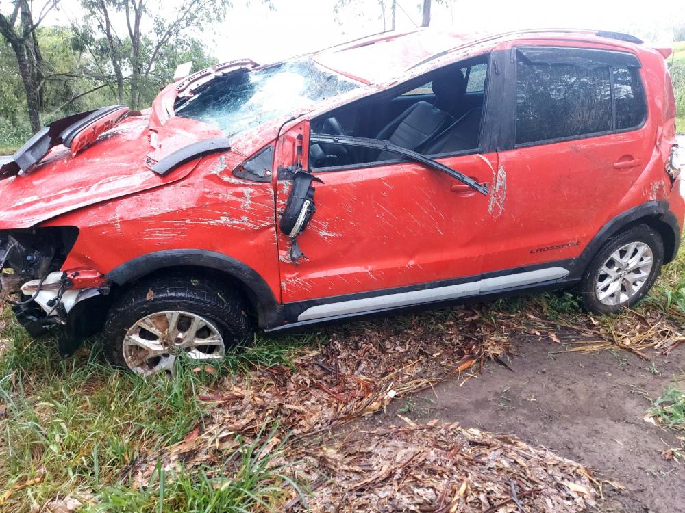 Carro capota e deixa dois feridos em Ibaiti