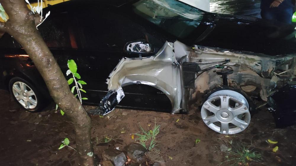 Colisão entre carro e moto deixa homem ferido