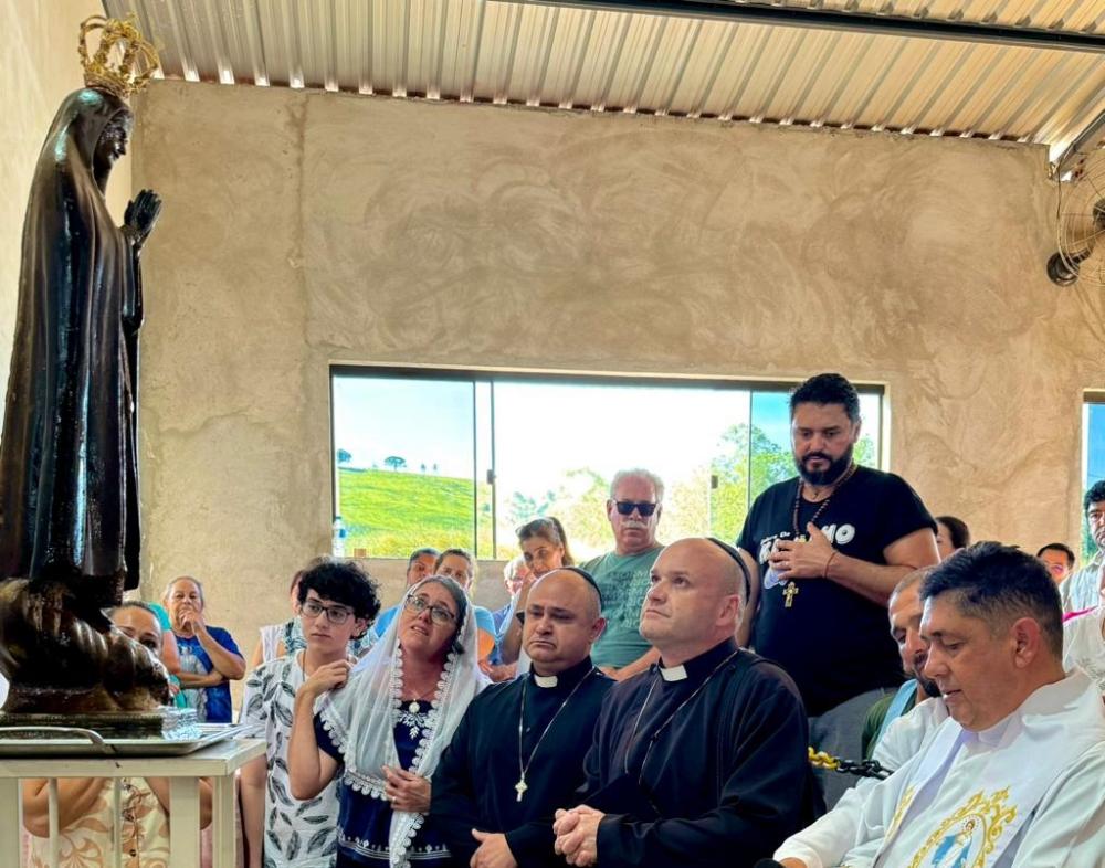 Santa que verte mel atrai dezenas de fiéis em Siqueira Campos