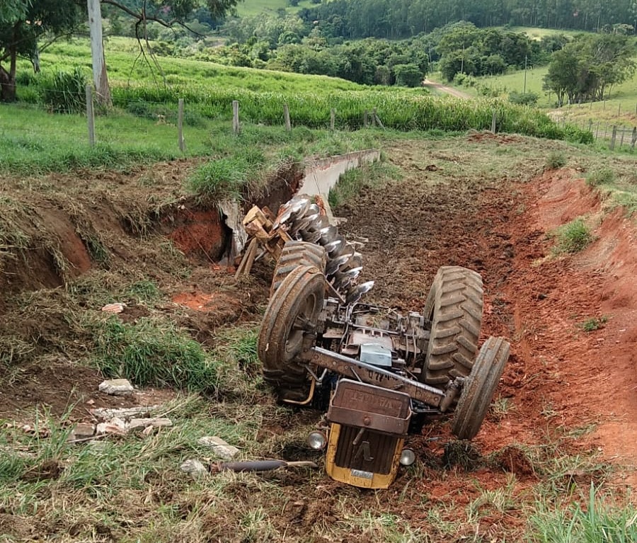 Trator tomba e mata professor em Joaquim Távora
