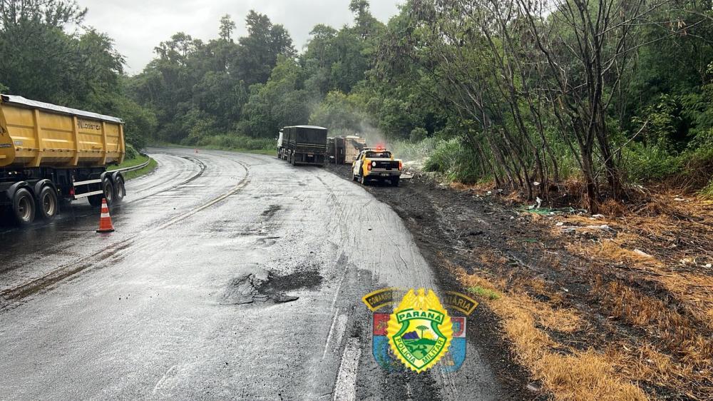 Duas carretas tombam na PR-092 entre Wenceslau Braz e Siqueira Campos