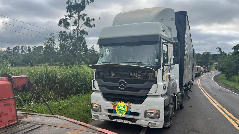 Objeto se solta de caminhão e atinge carreta na PR-092