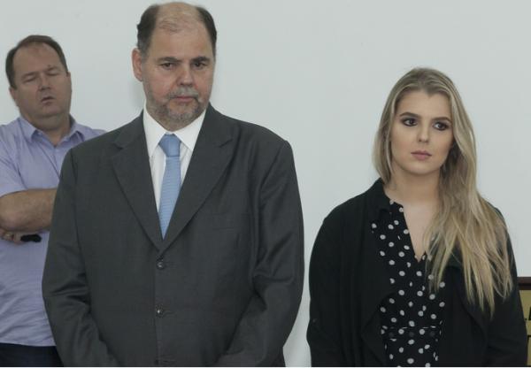 Políticos que não disputam reeleição apostam em “herdeiros”