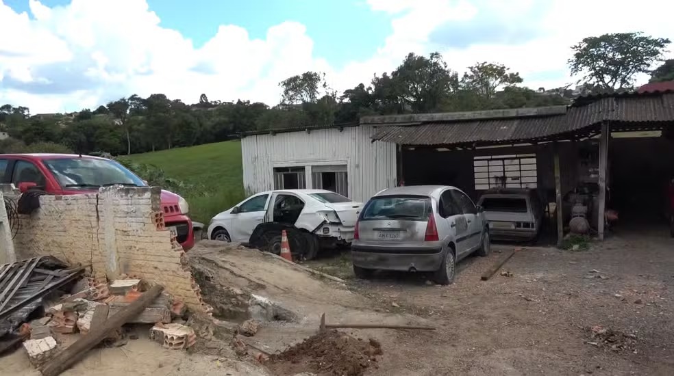 Carro invade oficina de pintor que perdeu família após caminhão invadir o mesmo local