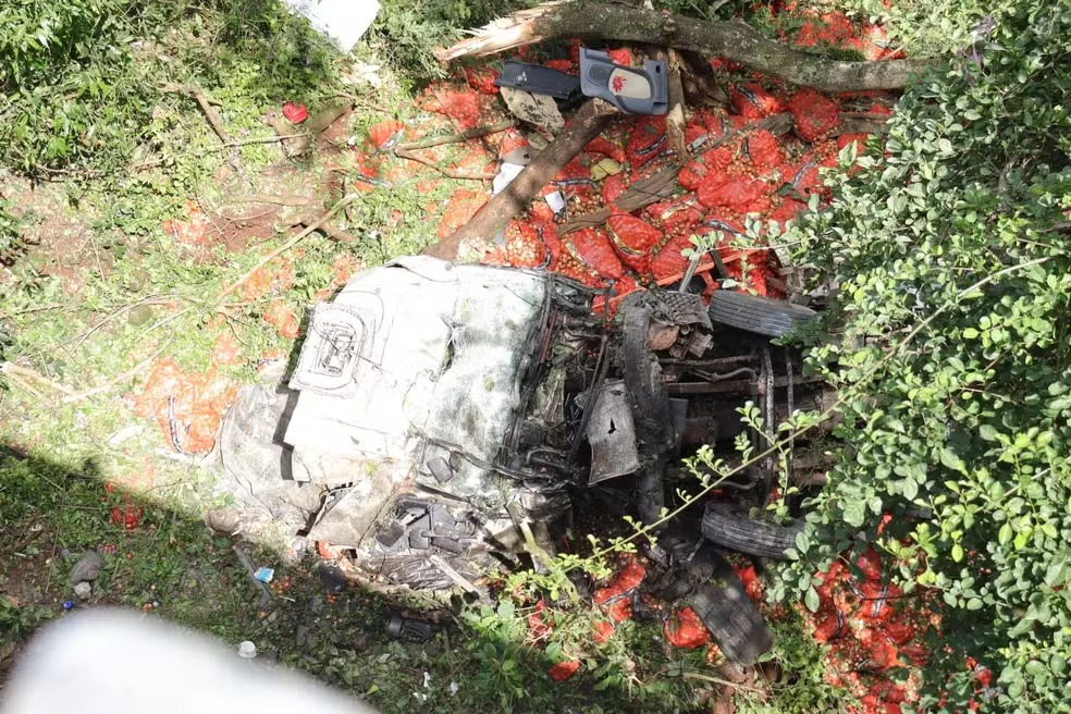 Caminhão despenca de ponte com 30 metros e casal sobrevive por milagre