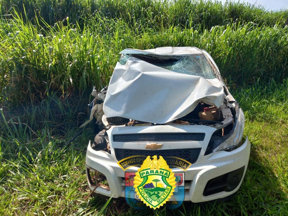 Motorista fica ferido após capotar Montana na PR-092