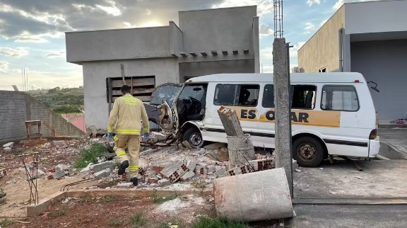Van escolar bate em muro e deixa dez crianças feridas