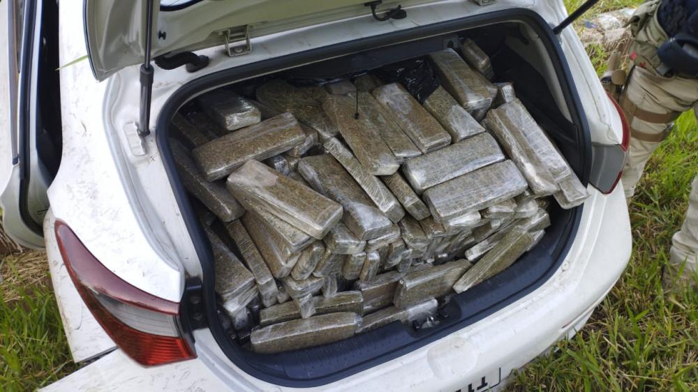 Suspeito capota carro lotado de maconha e acaba preso pela Polícia Rodoviária