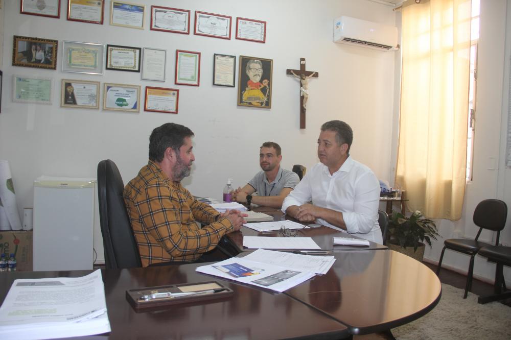 Prefeito Taidinho recebe deputado Cobra Repórter em Wenceslau Braz