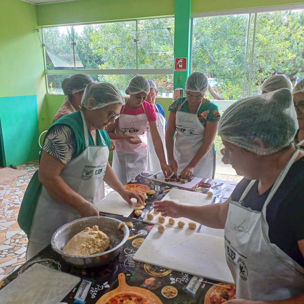 Moradores de Jaguariaíva participam de curso de culinária