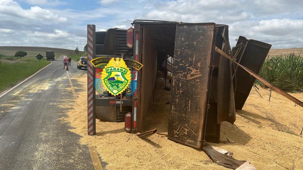 Carreta tomba entre Wenceslau Braz e Santana do Itararé