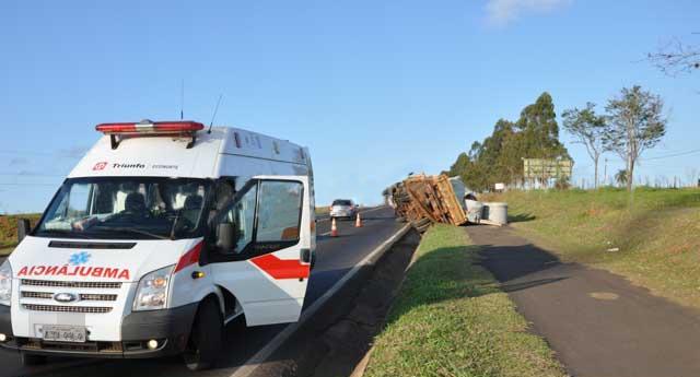 Caminhão tomba após cair em valeta na BR-153