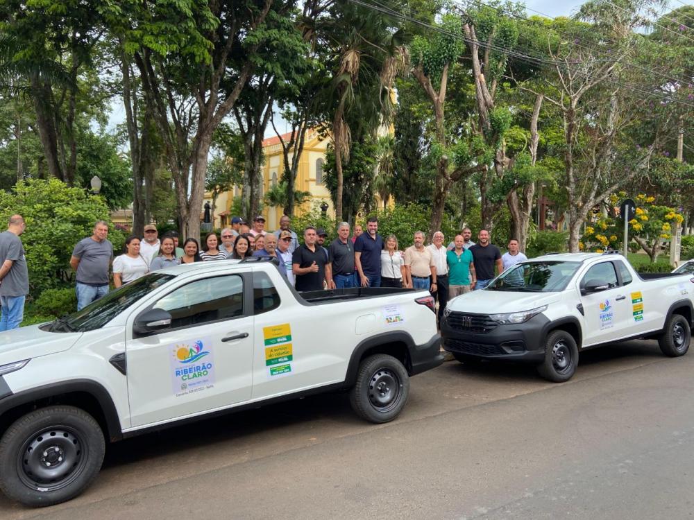 Pedro Lupion entrega veículos para prefeitura de Ribeirão Claro