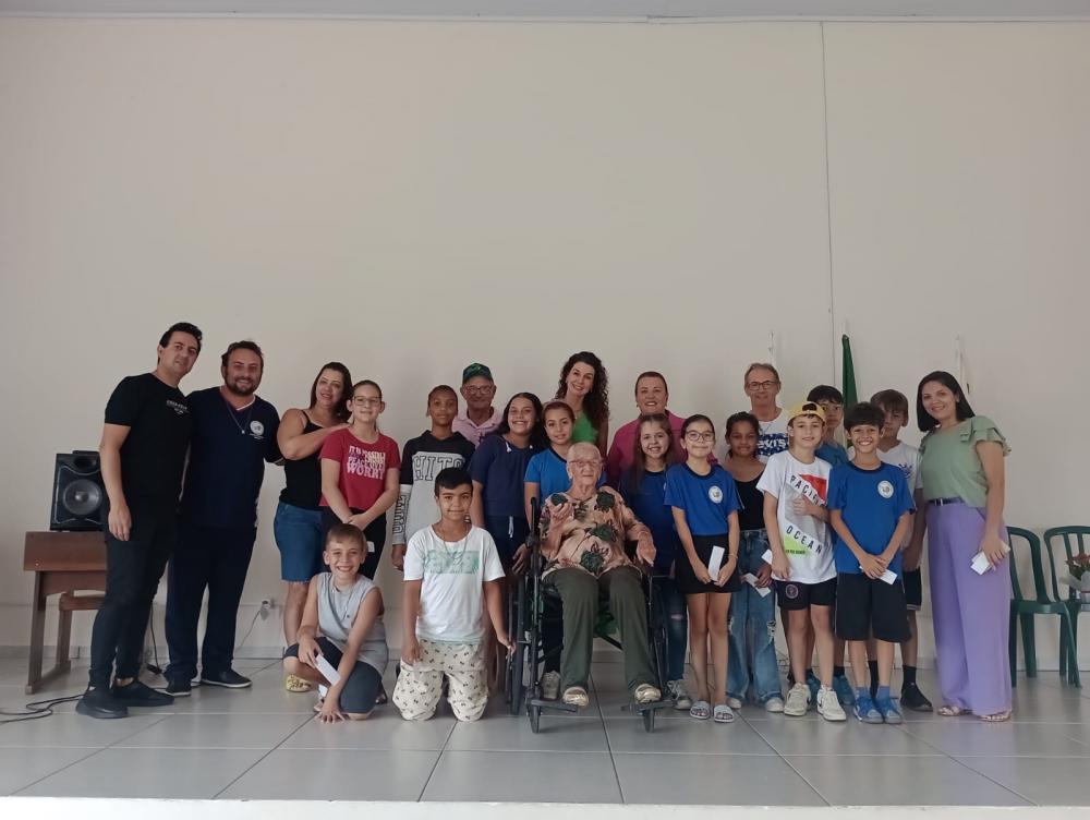 Mulher de 105 anos recebe homenagens e motiva alunos em Tomazina