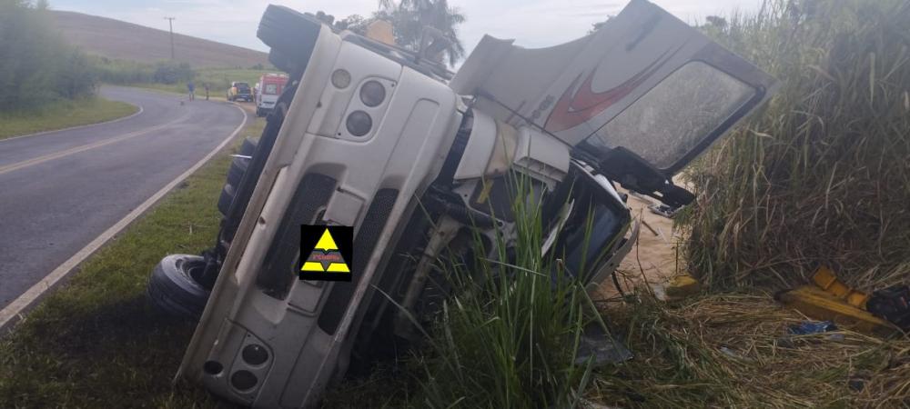 Carreta tomba e motorista morre em Santana do Itararé