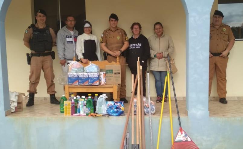Policiais da 2ª Cia de W. Braz entregam doações à Casa de Acolhida Bom Samaritano