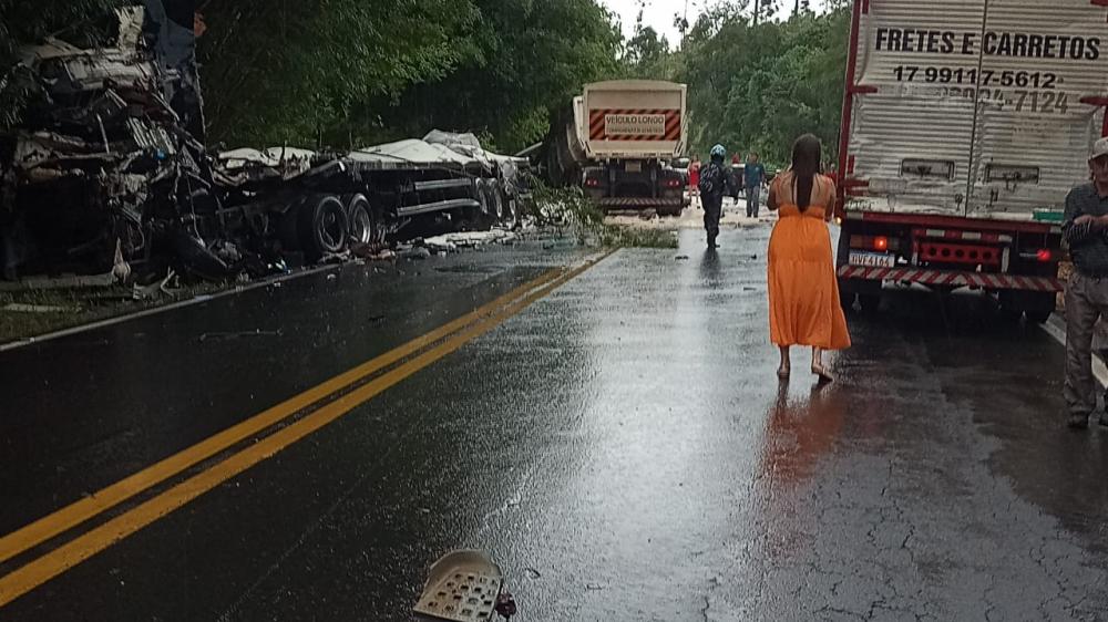 Grave acidente entre carretas interdita a PR-092 em Wenceslau Braz
